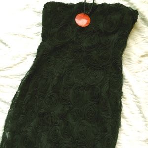 Black rose detailed strapless formal dress